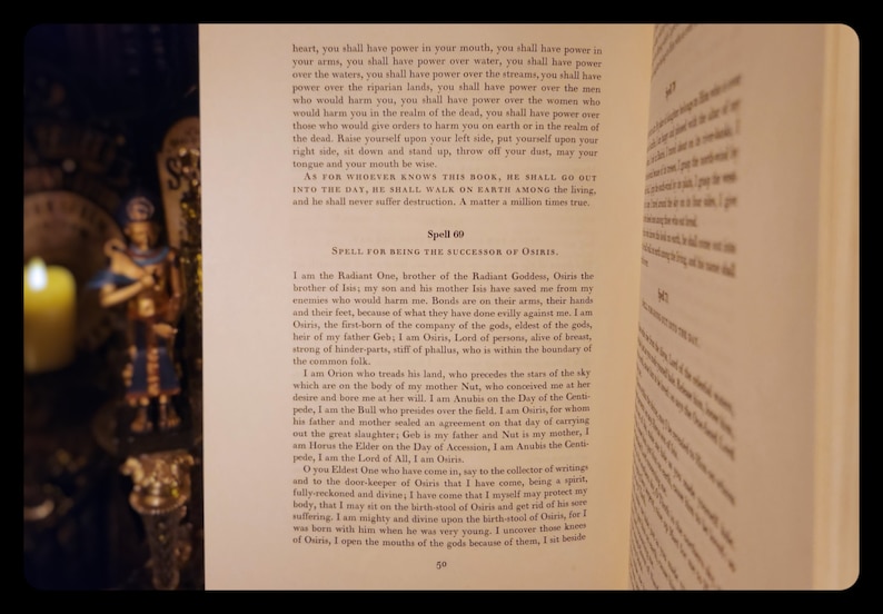 以下が含まれることがあります： 黄ばんだページの開いた本、テキストのクローズアップ、「Spell 00, SPELL FOR BEING THE SUCCESSOR OF OSIRIS.」テキストは、エジプトの神オシリスとそのエジプト神話における役割について説明しています。
