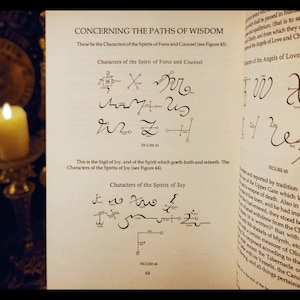 K&ouml;nnte beinhalten: Eine Seite aus einem alten Buch mit dem Titel "Betreffend die Pfade der Weisheit". Die Seite zeigt handgezeichnete Symbole und Text, der die Charaktere der Geister von Kraft, Rat und Freude beschreibt. Der Text enth&auml;lt die W&ouml;rter "Siegel der Freude" und "Geister der Freude".