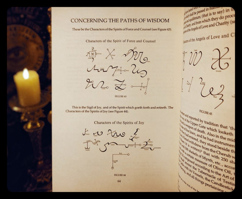 K&ouml;nnte beinhalten: Eine Seite aus einem alten Buch mit dem Titel "Betreffend die Pfade der Weisheit". Die Seite zeigt handgezeichnete Symbole und Text, der die Charaktere der Geister von Kraft, Rat und Freude beschreibt. Der Text enth&auml;lt die W&ouml;rter "Siegel der Freude" und "Geister der Freude".