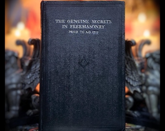 Puede incluir: Un libro negro de tapa dura con el título "The Genuine Secrets in Freemasonry Prior to A.D. 1777" en la portada.