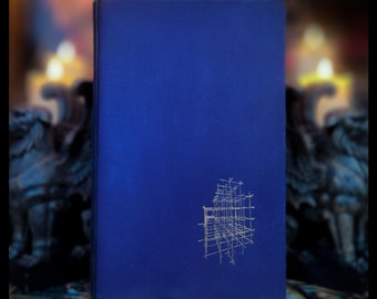 Op de afbeelding: Een donkerblauw hardback boek met een zilveren ontwerp van een geometrische structuur op de voorkant.