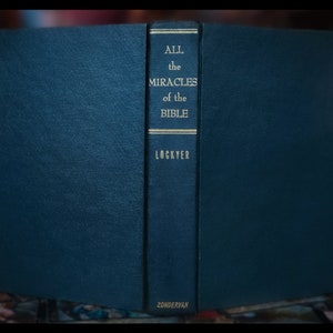 Może przedstawiać: Twarda okładka książki w kolorze ciemnoniebieskim zatytułowana "ALL the MIRACLES of the BIBLE" autorstwa LOCKYER, wydana przez ZONDERVAN.