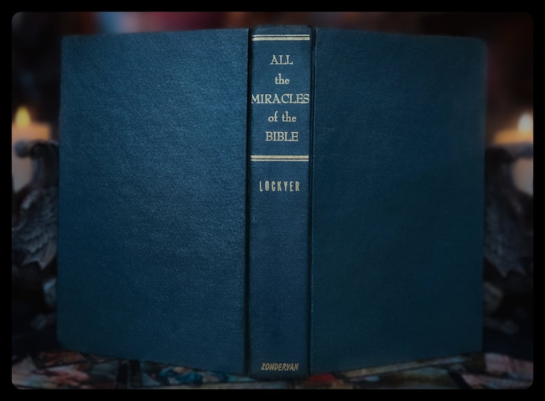 Może przedstawiać: Twarda okładka książki w kolorze ciemnoniebieskim zatytułowana "ALL the MIRACLES of the BIBLE" autorstwa LOCKYER, wydana przez ZONDERVAN.