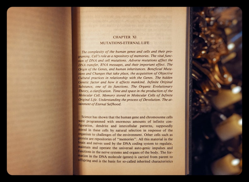 Puede incluir: Primer plano de una p&aacute;gina de un libro titulado "Mutaciones-Vida Eterna." El texto trata sobre la complejidad de los genes y las c&eacute;lulas humanas, su funci&oacute;n como repositorio de recuerdos y el impacto de las mutaciones en la transferencia de ADN y los mensajes de ARN. El libro tambi&eacute;n explora el origen de los genes, las herencias humanas y la adquisici&oacute;n de pr&aacute;cticas culturales objetivas.