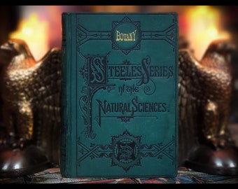 Op de afbeelding: Een vintage groen boek getiteld "Botany" met de tekst "Steeles Series in the Natural Sciences" op de omslag. Het boek heeft een decoratief ontwerp met een gouden embleem.