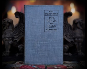 Può includere: Un libro rilegato in blu con il titolo "Poe. Poesie e racconti" di Newcomer. Il libro fa parte della serie Lake English Classics.