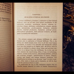 Puede incluir: Un libro titulado "Realizando la Autoconciencia Eterna" con un cap&iacute;tulo titulado "La m&aacute;xima realizaci&oacute;n de los humanos es la realizaci&oacute;n de su Autoconciencia Eterna". El texto habla de la importancia de esforzarse por la autorrealizaci&oacute;n y utilizar todo su potencial para lograrla.