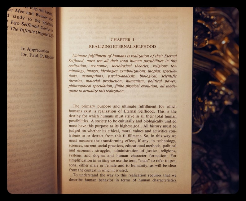 Puede incluir: Un libro titulado "Realizando la Autoconciencia Eterna" con un cap&iacute;tulo titulado "La m&aacute;xima realizaci&oacute;n de los humanos es la realizaci&oacute;n de su Autoconciencia Eterna". El texto habla de la importancia de esforzarse por la autorrealizaci&oacute;n y utilizar todo su potencial para lograrla.