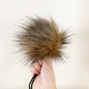 FAUX FUR POM - Grizzly Cub Faux Pelz Pompom - gefälschte Pelz Pom für Hüte - große Luxus Pom - Vegan Pelz Pompom - handgemachte Pom - Luxus Kunstpelz
