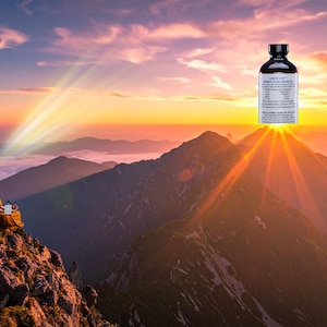 Puede incluir: Un monje con t&uacute;nica naranja est&aacute; sentado en la cima de una monta&ntilde;a, sosteniendo una botella de Liquid Chi. La botella tiene una tapa negra y una etiqueta blanca con texto. El fondo presenta una puesta de sol sobre cadenas monta&ntilde;osas, con rayos de luz.
