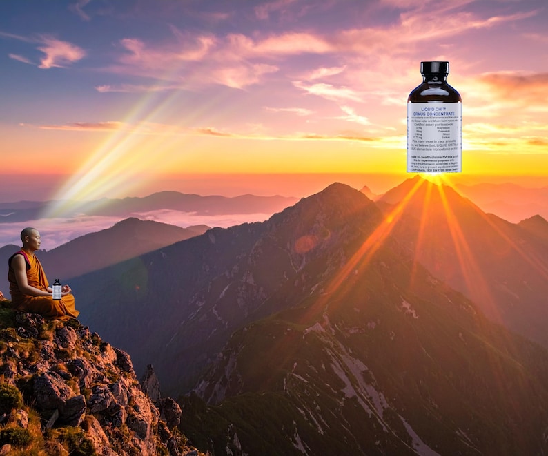 Puede incluir: Un monje con t&uacute;nica naranja est&aacute; sentado en la cima de una monta&ntilde;a, sosteniendo una botella de Liquid Chi. La botella tiene una tapa negra y una etiqueta blanca con texto. El fondo presenta una puesta de sol sobre cadenas monta&ntilde;osas, con rayos de luz.