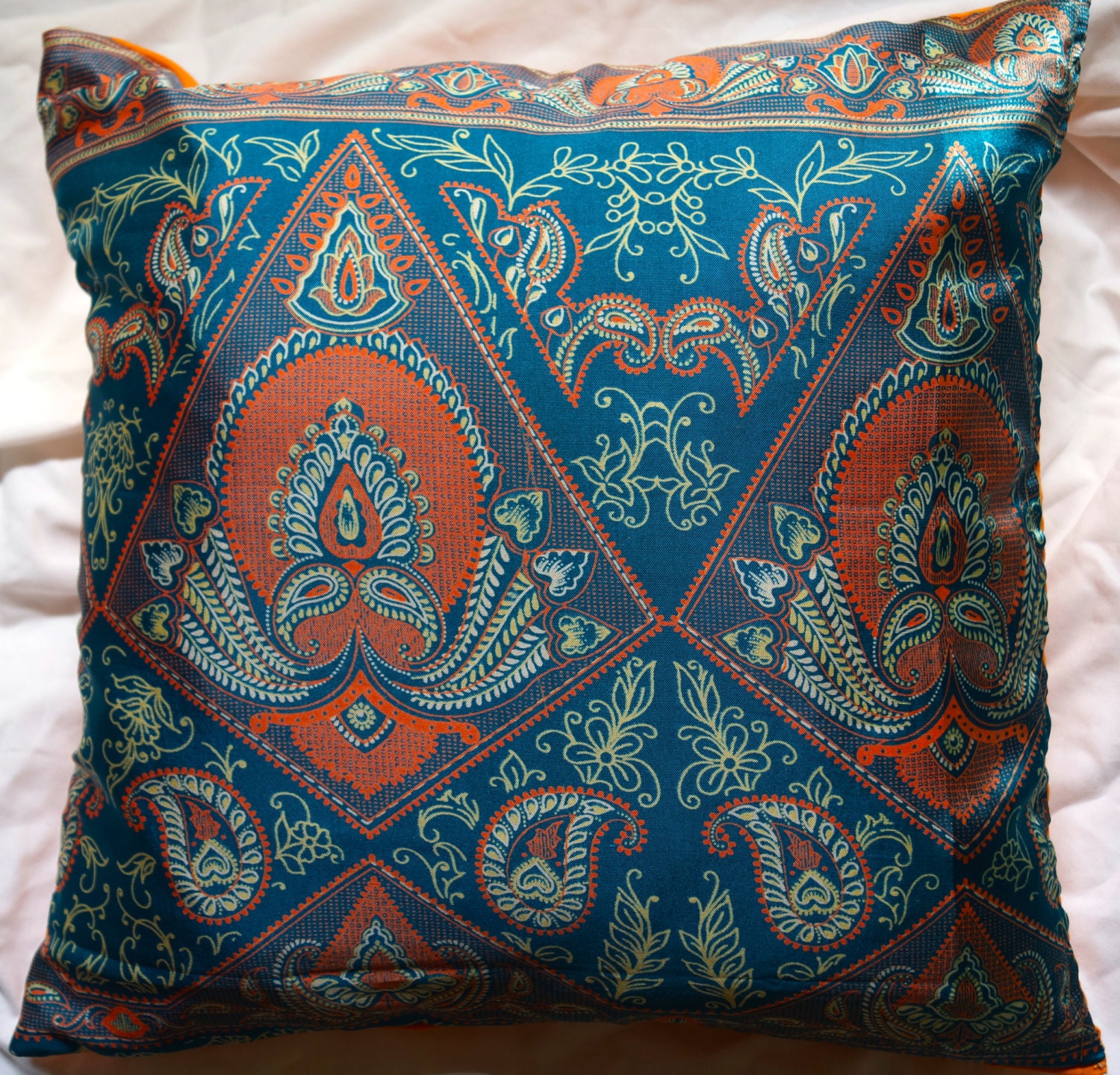 Coussin Fabriqué à Partir d'un Sari Vintage en Soie Synthétique Aux Motifs Indiens Traditionnels Mod