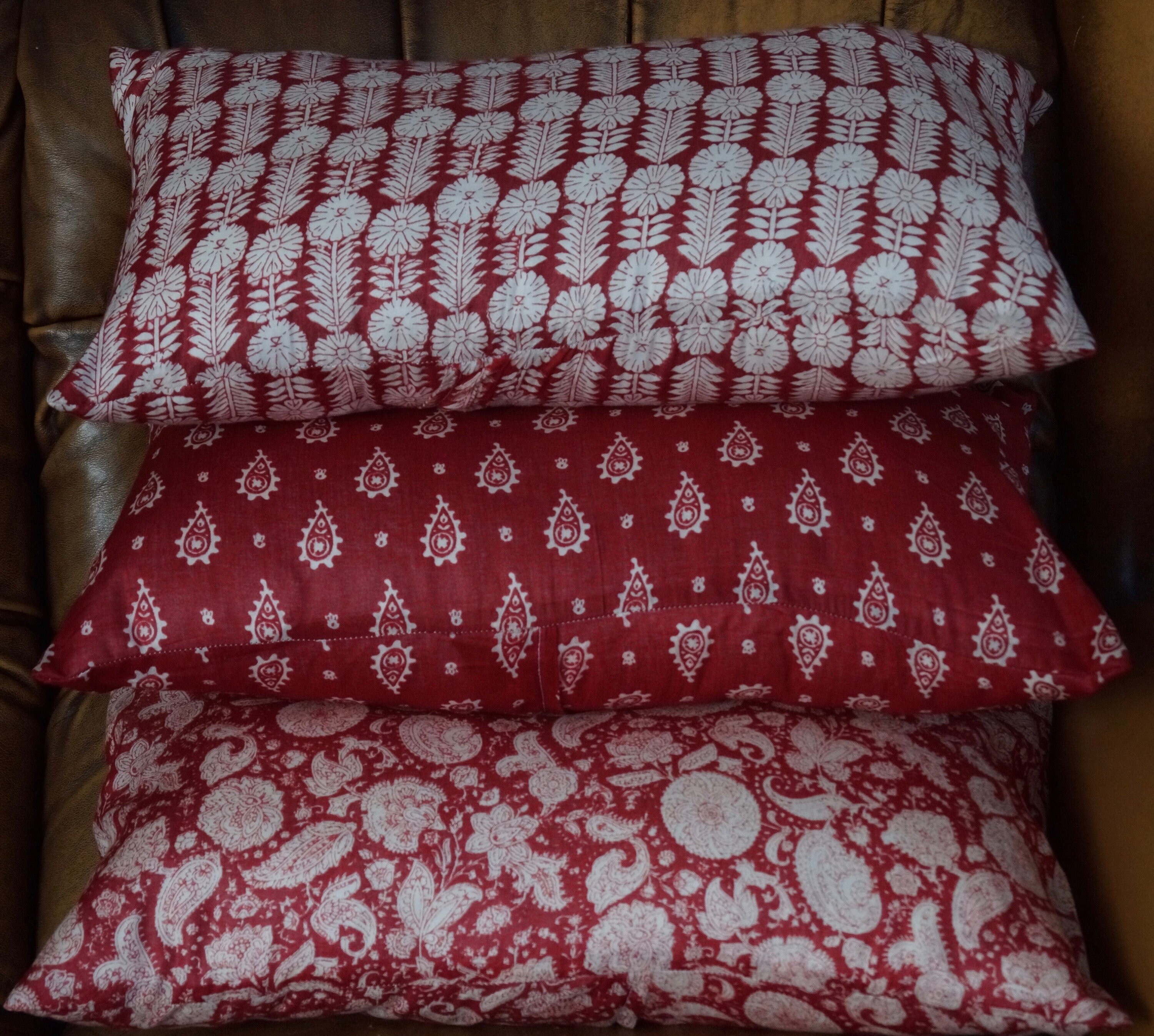 Housse de Coussin en Coton Soyeux Indien, Imprimé Aux Block Print, Fond Rouge Bordeaux et Motifs Crè