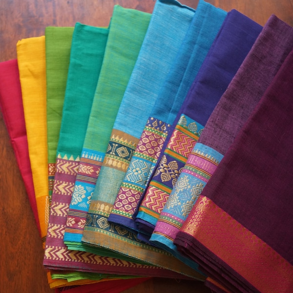 Housse de coussin en coton provenant d'Inde du Sud bordé d'un galon jacquard façon sari disponible en plusieurs couleurs série Arc en Ciel