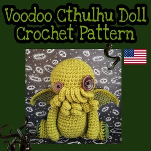 Könnte beinhalten: Grüne gehäkelte Cthulhu-Puppe mit braunen Knöpfen für die Augen. Die Puppe sitzt auf einem schwarz-weißen Hintergrund mit einem Kristallmuster. Die Puppe hat Flügel und Tentakel. Der Text "Voodoo Cthulhu Doll Crochet Pattern" befindet sich oben im Bild.