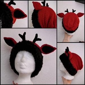 Puede incluir: Un gorro de punto rojo y negro con cuernos y orejas de ciervo. El gorro tiene un ribete de piel sint&eacute;tica negra alrededor de la base. Los cuernos y las orejas son negros con ribete rojo. El gorro se muestra en una cabeza de maniqu&iacute; blanca.
