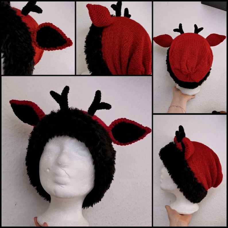 Puede incluir: Un gorro de punto rojo y negro con cuernos y orejas de ciervo. El gorro tiene un ribete de piel sint&eacute;tica negra alrededor de la base. Los cuernos y las orejas son negros con ribete rojo. El gorro se muestra en una cabeza de maniqu&iacute; blanca.