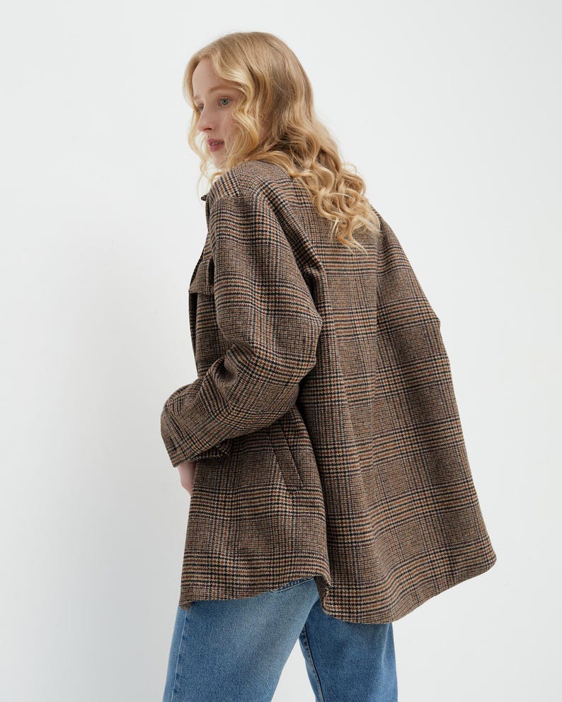 Brown, dark brown and beige checkered fall winter warm shirt jacket with warm lining, long sleeves and pockets.