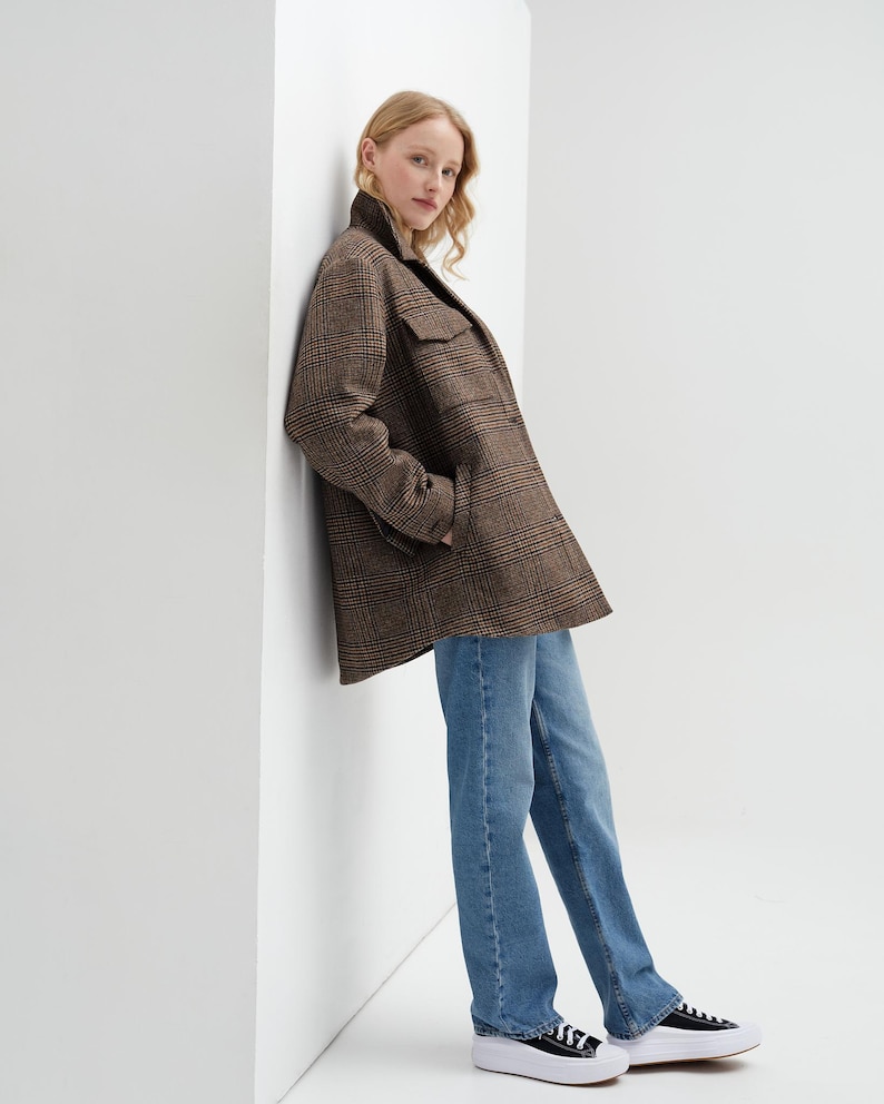 Brown, dark brown and beige checkered fall winter warm shirt jacket with warm lining, long sleeves and pockets.