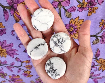 Howlite Flat Stones, Real Howlite Tumble Stones, Crystal Palm stones, Howlite Gemstone, Pocket stones, Pocket-stones.