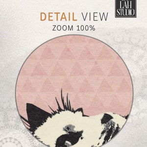 Puede incluir: Vista detallada de primer plano de un gato blanco con marcas negras, mirando hacia arriba. El ojo del gato es visible. El fondo es un patr&oacute;n rosa de tri&aacute;ngulos. El texto "DETAIL VIEW ZOOM 100%" est&aacute; por encima del gato. El texto "LO LAH STUDIO" est&aacute; en la esquina superior derecha.