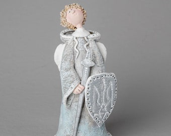 Figurine d'ange gardien en argile avec bouclier, figurine en céramique - cadeau SLP personnalisé