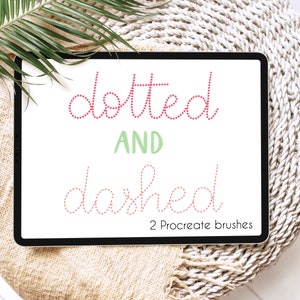 Peut inclure: Une tablette numérique affichant les mots "dotted and dashed" en texte rose et vert. Le texte est écrit en pointillés et en tirets. La tablette est posée sur une surface tissée blanche et beige. 2 pinceaux Procreate.