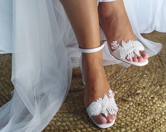 Chaussures de mariage, chaussures de mariée faites main, talons de mariée, sandales en cuir blanc de mariage à talons carrés, chaussures de mariage en perles