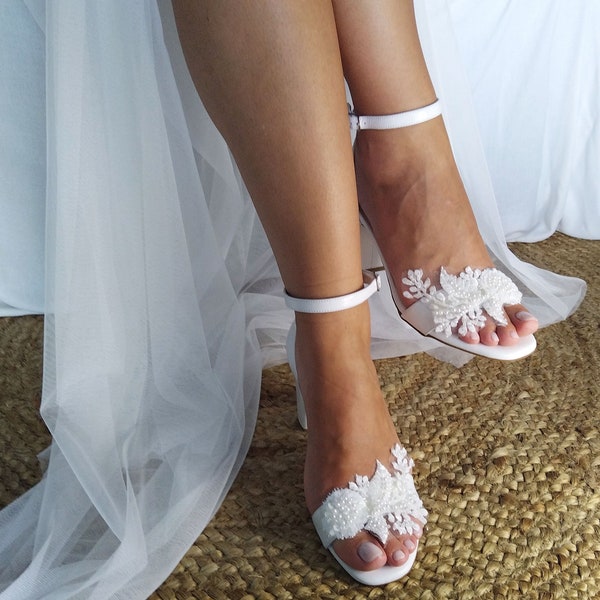 Scarpe da sposa, scarpe da sposa fatte a mano, tacchi da sposa, sandali da sposa in pelle bianca con tacco largo, scarpe da sposa con perle