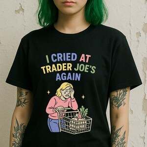 I Cried at Trader Joe's Again Tee, Sad Girl Shopping Cart Cartoon Tee - T-shirt emotionele boodschappen run - leuk grappig shirt geestelijke gezondheid