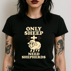 羊飼いを必要とするのは羊だけ シャツ - 反宗教的ブラックユーモアTシャツ - 泣いている羊の漫画グラフィック - 不気味な聖人の無神論者シャツ