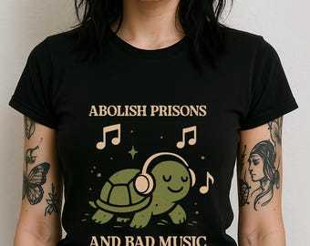 Camiseta Abolish Prisons and Bad Music, Camiseta Turtle Vibing, Camiseta de Protesto, Questione a Autoridade, Camiseta Anti-Prisão, Camiseta Liberate