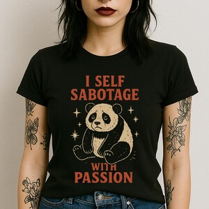Camiseta "Me auto-saboteo con pasión" de Panda: camiseta de caricatura triste y divertida para niños con problemas mentales