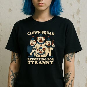 ピエロ・スクワッド・ティラニー・シャツ - 怒った漫画ピエロのグラフィックTシャツ、反権力抗議ユーモア、ディストピア風刺美的ストリートウェア