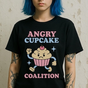 Camiseta de la Coalición de Cupcakes Enojados - Camiseta con dibujos pastel, linda pero enojada - Camiseta con gráfico de cupcakes divertida - Amante de los postres - Diseño de dulces