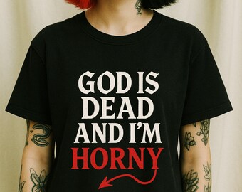 Maglietta "Dio è morto e io sono eccitato", anti-religione, maglietta "sl*tcore", "sl*tty", maglietta "ateo", maglietta "offensivo", "non adatto al lavoro", maglietta "Mallgoth", maglietta "unhinged"