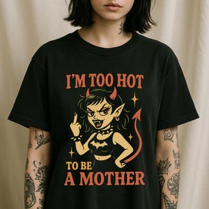 Ich bin zu heiß, um ein Mutter Shirt zu sein - Teufel Mädchen feministisches Cartoon T-Shirt - Anti-Mutterschaftsgrafik - Pro Wahl T-Shirt - Fortpflanzungsrechte