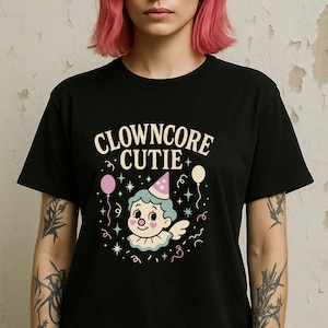 Camiseta Clowncore Cutie, Camiseta unisex, Ropa de fiesta adorable, Camiseta para amantes de los payasos, Circuscore, Moda caprichosa, Weirdcore, Mallgoth, Memecore, Mall Goth