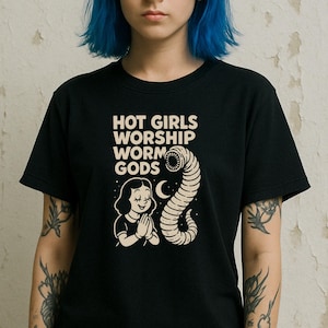 ホットガールズワース崇拝ワームゴッドシャツ - 奇妙なゴシック漫画Tシャツ - オカルトガールユーモアシャツ - 不気味な聖人のワームコアグラフィックTシャツ