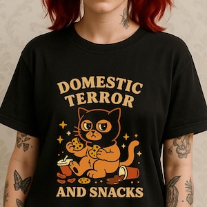 Binnenlandse terreur en snacks - grappig T-shirt Angry Cat Cartoon - T-shirt Snack Lover - Kawaii Chaos - Kat kattenkwaad - Weirdcore Fashion