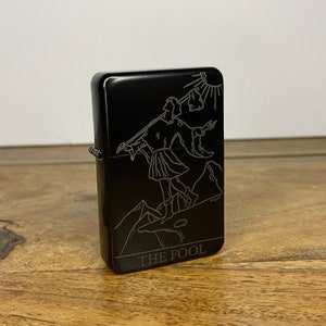 The Fool Tarot Card - gegraveerde navulbare aansteker - tattoo occulte stijl cadeau - navulbare metalen aansteker - skeletschedel zeis illustratie