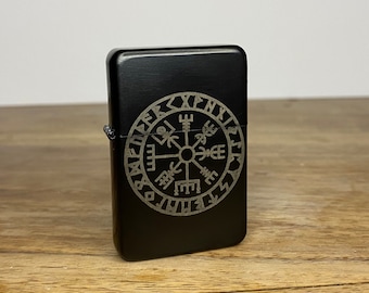 Bussola runica vichinga norrena Vegvisir - Incisa - Fatta a mano nel Regno Unito - Tatuaggio runico tradizionale in stile occulto - Accendino in metallo ricaricabile