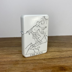 De Fool Tarot Card - Gegraveerde navulbare witte aansteker- Tattoo Occult Style Gift - Navulbare Metalen Aansteker- Traditionele Tarot Illustratie