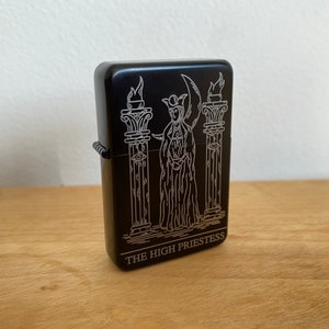 Die Hohepriesterin Tarot Karte - Graviert - Handgemacht in Großbritannien - Tattoo Okkulter Stil Geschenk - Nachfüllbares Metallfeuerzeug - Wicca Art Illustration