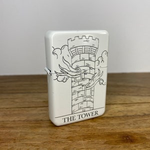 De Toren Tarot Kaart - Gegraveerde navulbare aansteker- Tattoo Occulte Stijl Cadeau - Navulbare Metalen Aansteker - Tarot Geïnspireerd Wit Metaal Aansteker