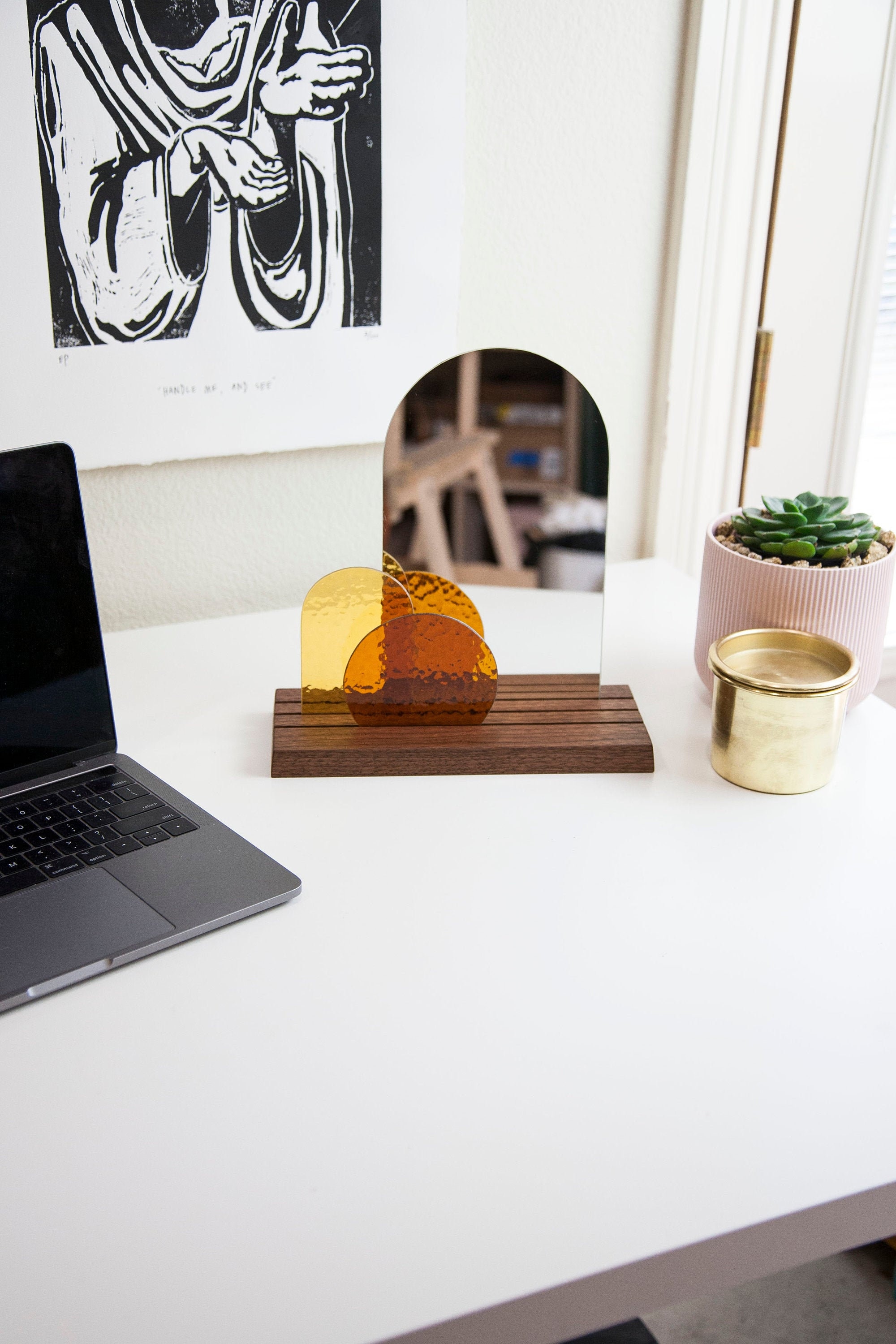 Look At Me - Amber &pale Yellow Glass Modern Vanity Mirror sur Base en Bois