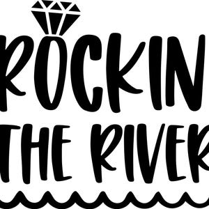 Peut inclure: Texte noir sur fond blanc : "ROCKIN' THE RIVER", surmonté d'un diamant et souligné d'une ligne ondulée. Le lettrage est audacieux et manuscrit.