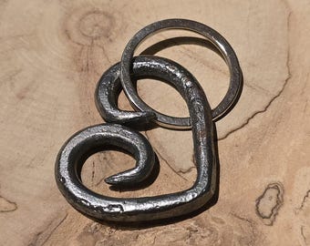 Handgesmeed hart sleutelhanger/hanger ~ smid