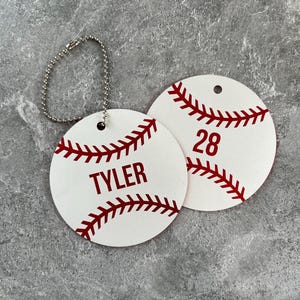 Personalisierter Baseball / Softball Taschenanhänger mit graviertem Namen und Nummer - runder doppelseitiger Aluminium Sportanhänger - Geschenk für Spieler und Teams
