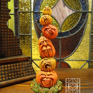 Small Stacked Pumpkins Halloween Figurine Decoration, Jack-o-lantern Figure, Hand Painted Ceramic Halloween Décor